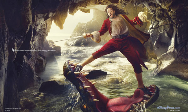 Russell Brand hóa thân thành cướp biển Captain Hook trong 'Peter Pan'.